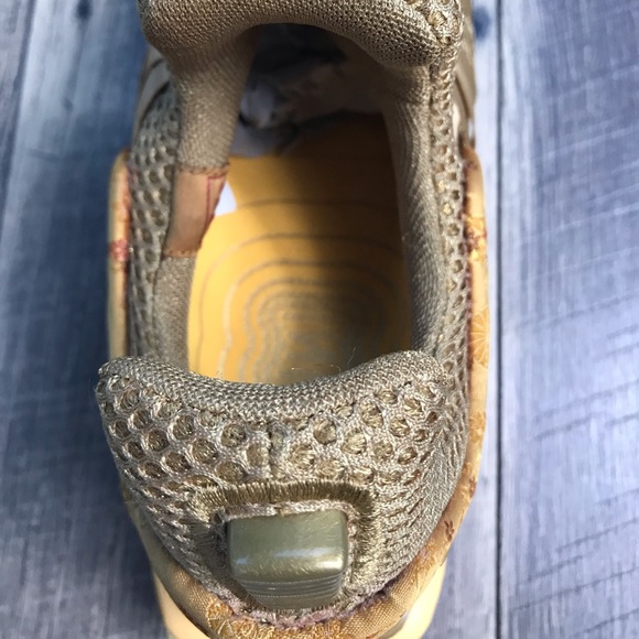 nike shox gravity metallic gold